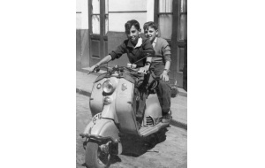 1960 - Sentados en la Vespa